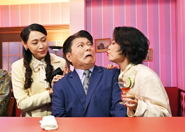 陳文山（中）的大小老婆黃婕菲（右）和蔡宜君（左）登門逮人。台視提供