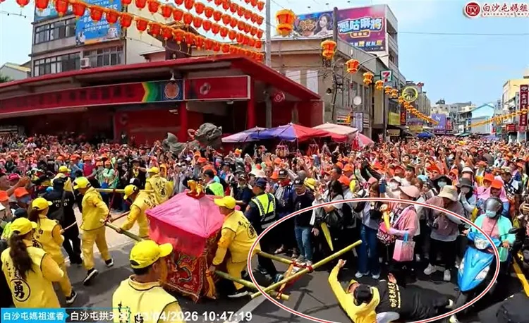 粉紅超跑突然甩尾，讓扛轎的轎夫來不及反應被甩出去。翻攝白沙屯媽祖網路電視台YT