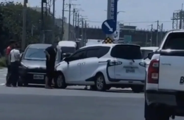有目擊民眾將影片PO網，被網友笑說是「另類車聚」。翻攝「社會事新聞影音」