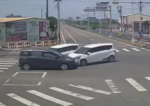 雲林麥寮3車連環撞...一看竟是同款式　網友笑「辦車聚了？」