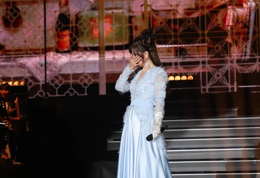 直擊｜龍千玉唱到一半突「下跪磕頭」　掩面痛哭：差點就沒了