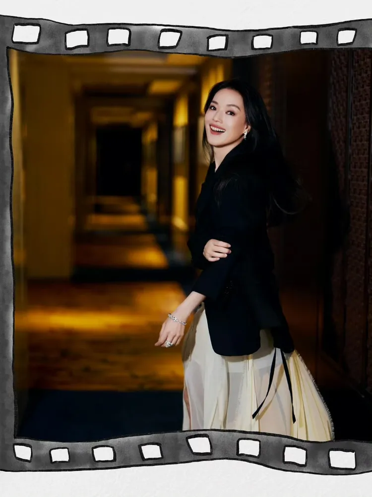 迎來50歲的舒淇凍齡依舊。翻攝東申未來官方微博