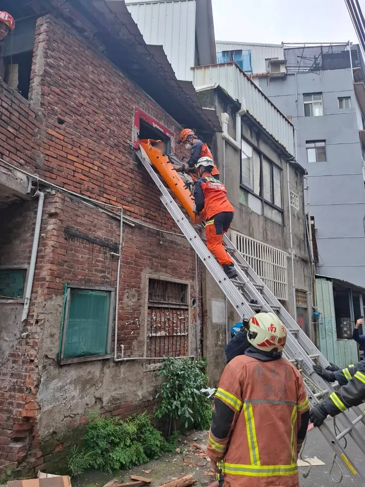 消防局搭梯子上2樓救援。翻攝畫面