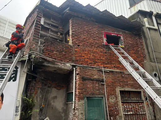 新北民宅屋頂坍塌　住戶被壓住受困！特搜人員搶救中