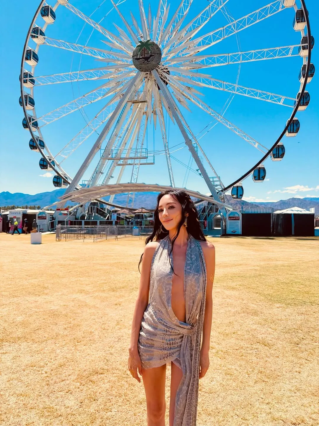 關穎身上的洋裝正面採超深V設計，開口一路直逼腰線。翻攝關穎IG