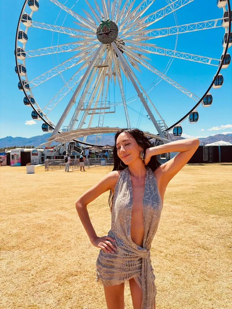 關穎自信擺出各種姿勢。翻攝關穎IG