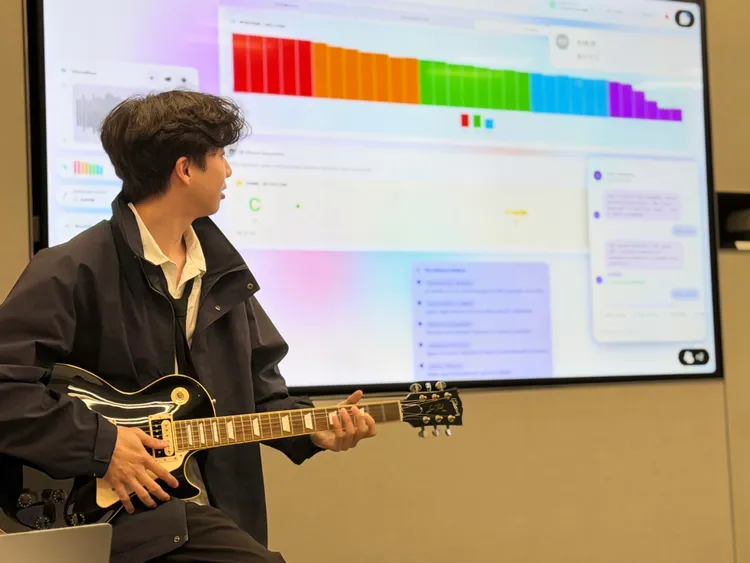 學生梁祐嘉開發的《RiffNode》將吉他效果器做成App，提供音色模擬、效果器調整與和弦辨識等功能，希望讓學生族群不用購買昂貴設備，也能先透過手機體驗效果器玩法。趙筱文攝