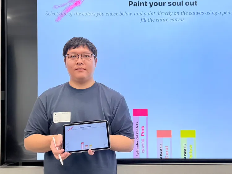 台北護理健康大學資管系學生傅羿綸以作品《ReMinder》在Apple「Swift Student Challenge」中拿下全球傑出獲獎者（Distinguished Winner）。他將藝術治療概念結合App設計，讓使用者透過擊碎與重組畫布的互動過程，整理情緒並重建希望。趙筱文攝