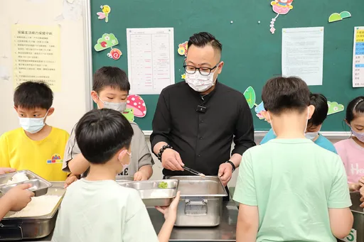 童子瑋訪校視察營養午餐引論戰！律師：民代監督屬職責