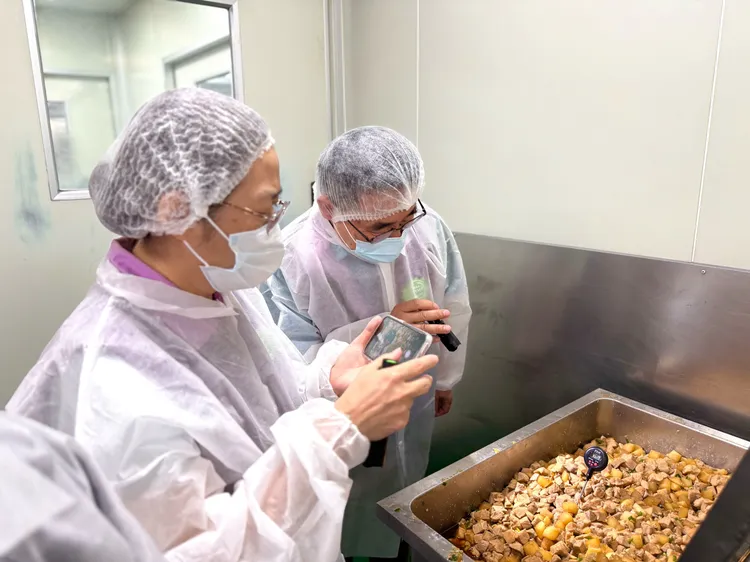 營養午餐內頻頻傳出有異物，衛生局也為此多次前往稽查。翻攝照片