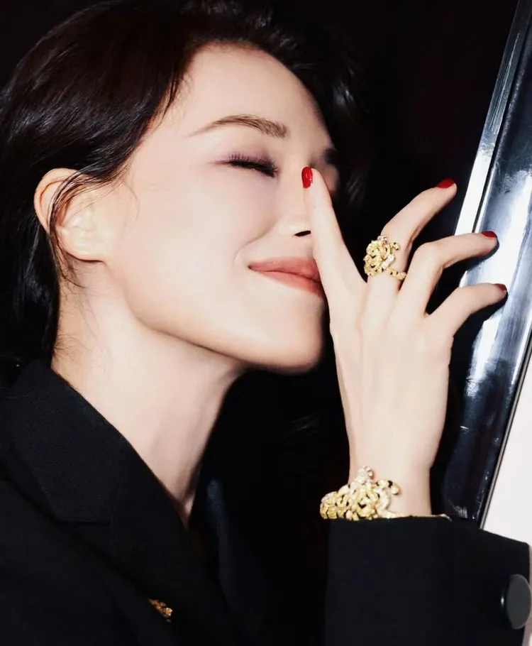 舒淇佩戴Cartier珠寶。翻攝舒淇IG