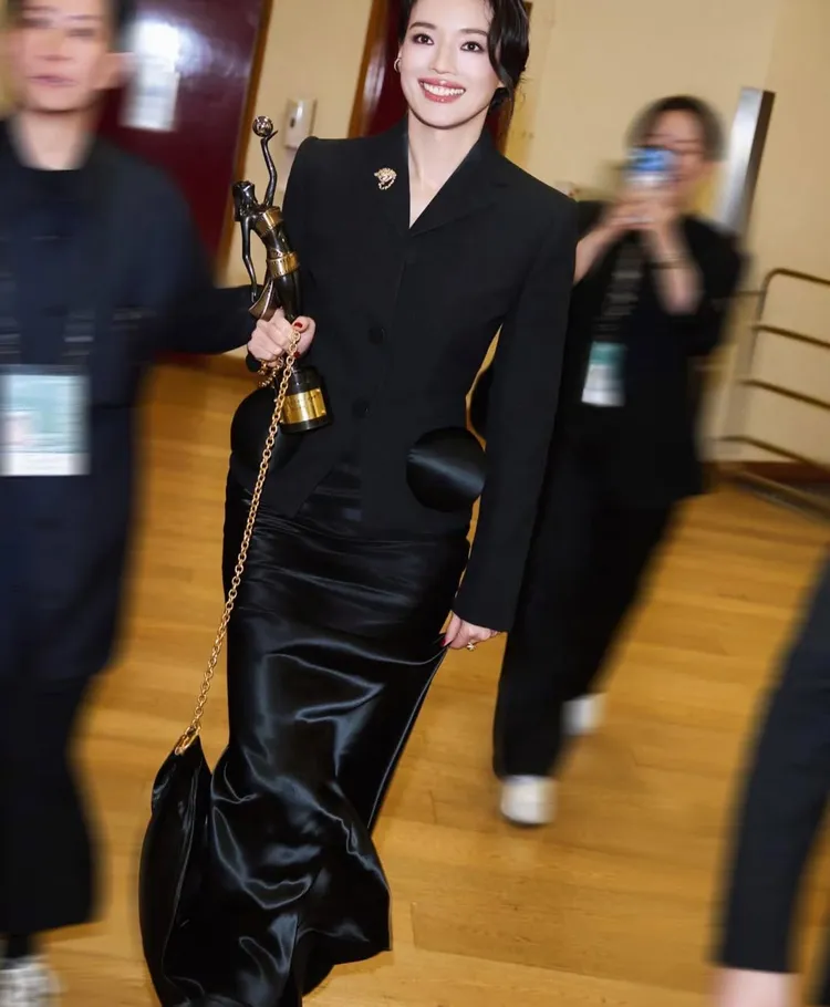 舒淇昨一襲Schiaparelli黑色西裝裙出席典禮。翻攝舒淇IG