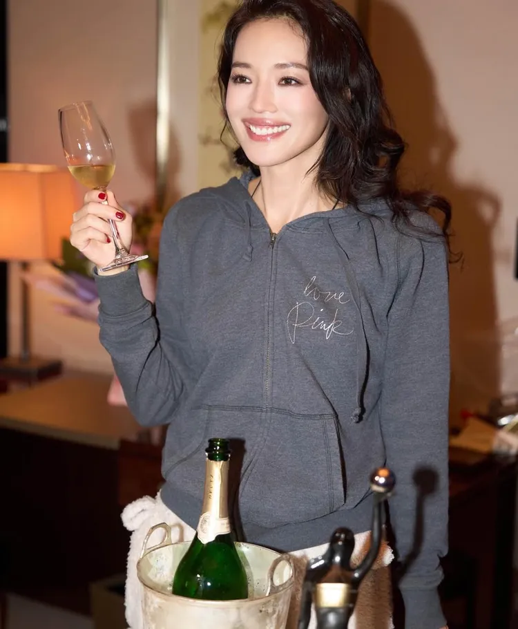 舒淇換穿休閒服裝慶功。翻攝舒淇IG