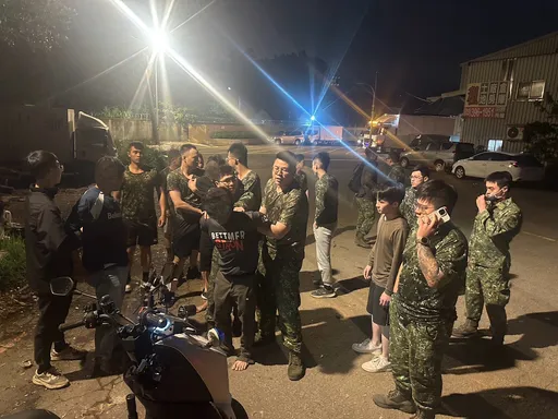 小客車遇警攔檢！3人棄車拔腿狂奔　軍警聯手逮3失聯移工