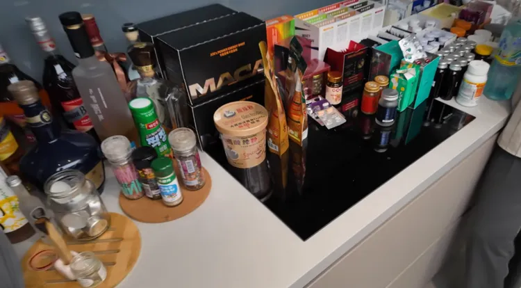 電磁爐上直接堆放雜物。翻攝JoemanYT