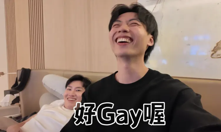 Joeman邀帥哥員工建文躺床，體驗他的生活。翻攝JoemanYT