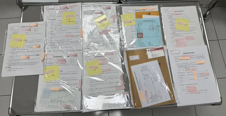 警方查扣貸款文件等證物。翻攝畫面