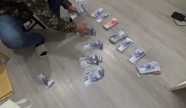 警方清點查扣現鈔。翻攝畫面