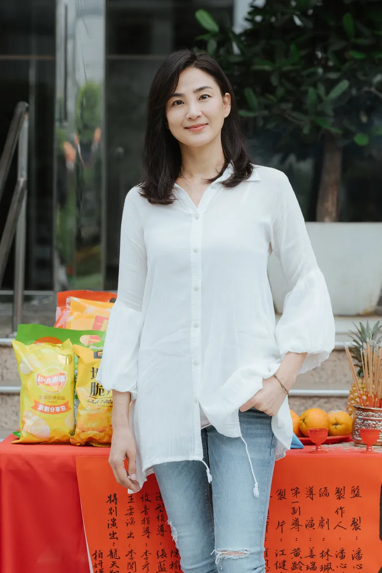 洪⼩玲戲裡是作風嚴厲，集團守護者。有意思國際傳媒提供