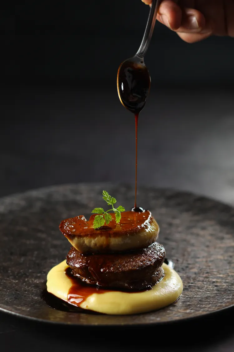 歡慶母親節期間，巴賽麗廳供應單點菜色，賓客可自由挑選鍾愛的經典法蘭西風味。業者提供