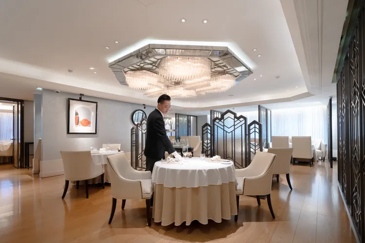 巴黎廳1930X高山英紀節日套餐提供佐餐飲品優惠價。用餐慶祝母親節即贈媽媽驚喜禮遇乙份。業者提供