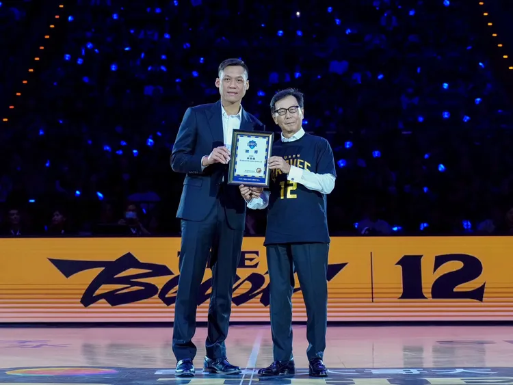 林志傑(左)富邦大董蔡明忠(右)。勇士