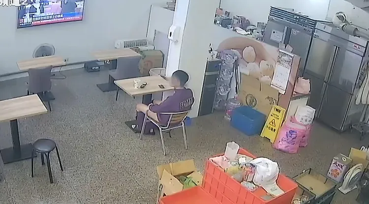 店女店員送餐離去後，眼鏡男把褲子脫到小腿處，疑似出現手部晃動動作。翻攝臉書社團《愛新莊我是新莊人》