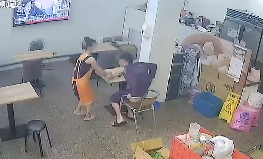 噁爆！眼鏡男光臀坐椅子尻槍　豆漿店小姐姐超淡定