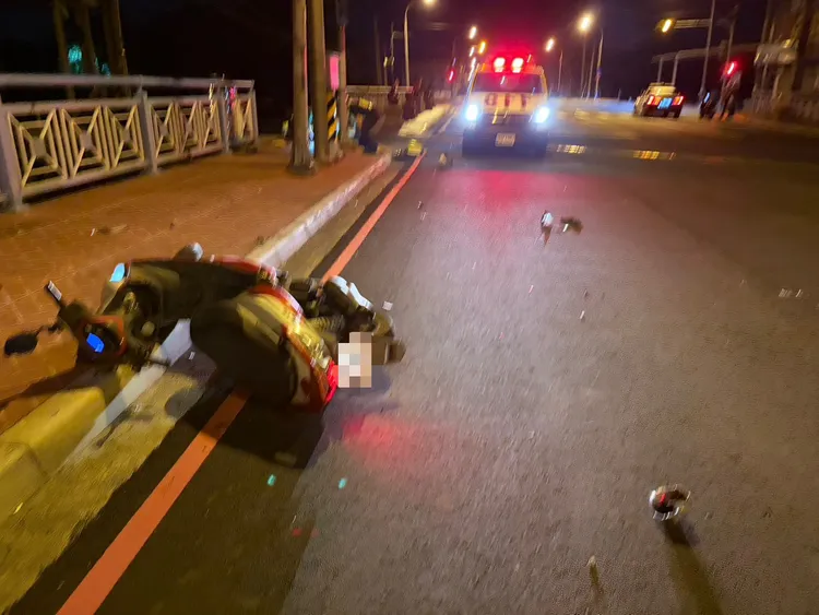 林姓男子的機車倒在人行道與馬路之間。民眾提供