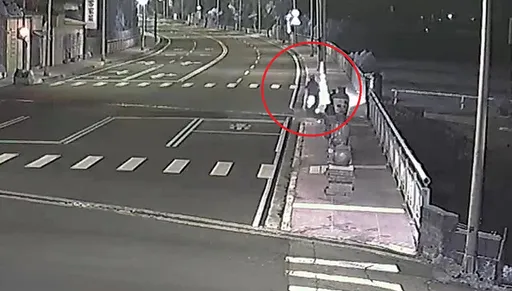 苗栗119甲線機車不明原因偏移　49歲男自撞電桿身亡畫面曝光