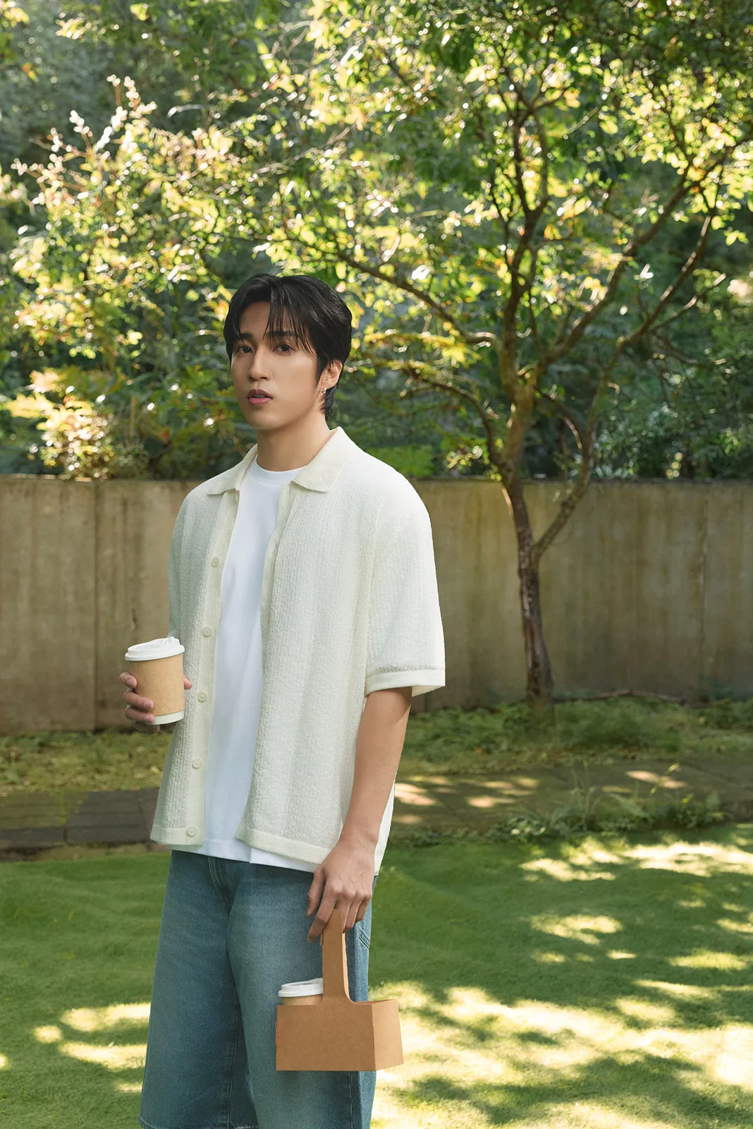 婁峻碩以層次疊穿示範簡約T恤造型。品牌提供