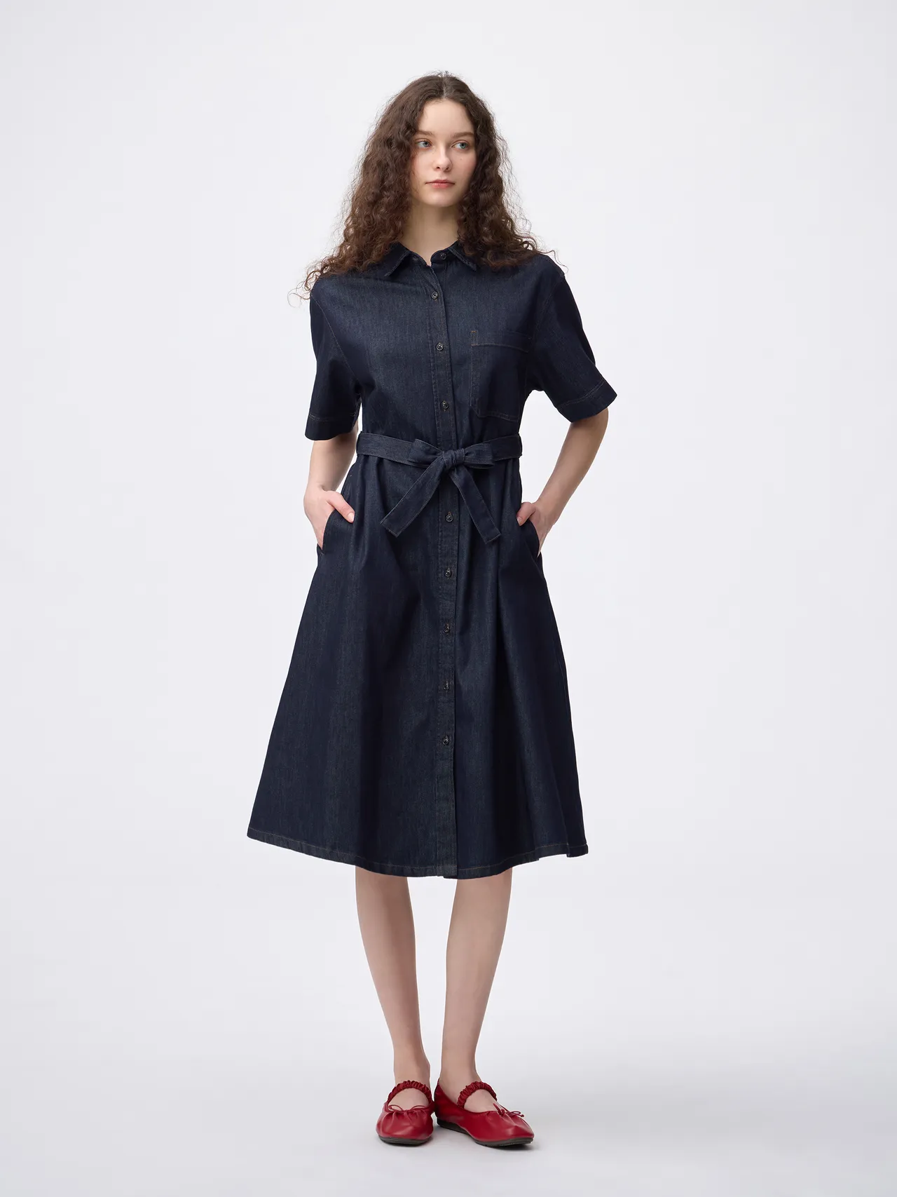 GU女裝輕型牛仔襯衫連身裙，限定價890元。品牌提供