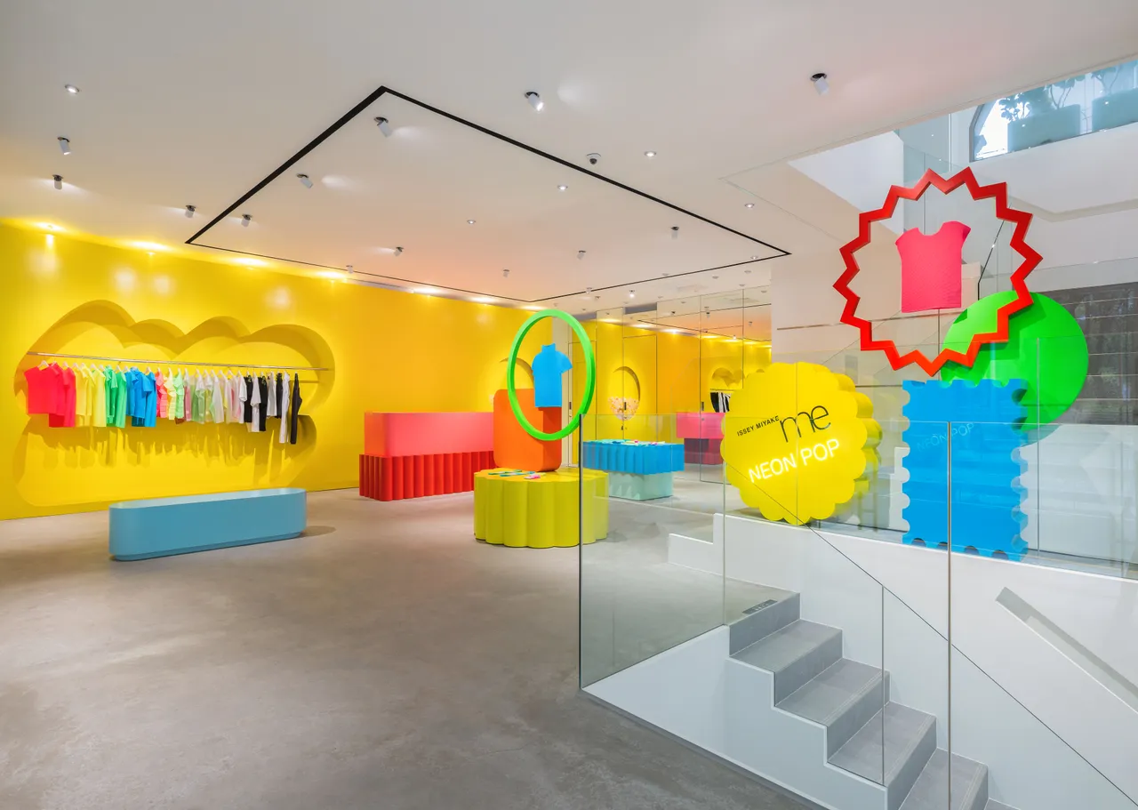 快閃店運用螢光撞色與幾何圖形堆疊出趣味氛圍。品牌提供