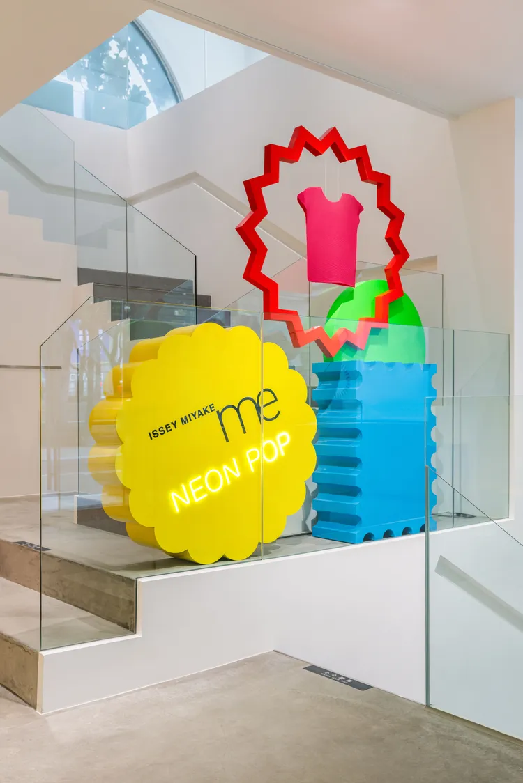 快閃店運用螢光撞色與幾何圖形堆疊出趣味氛圍。品牌提供