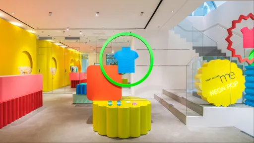 me ISSEY MIYAKE快閃店登場　霓虹色彩、巨型扭蛋機好好拍