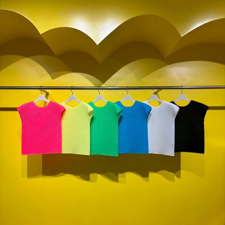 me ISSEY MIYAKE將便利貼意象轉譯為服裝與配件。品牌提供