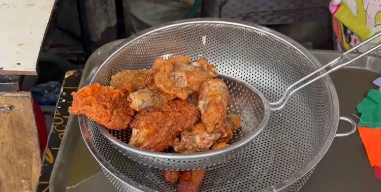 撿回來的炸雞重新油炸過。翻攝自YouTube @Johnny_vlog