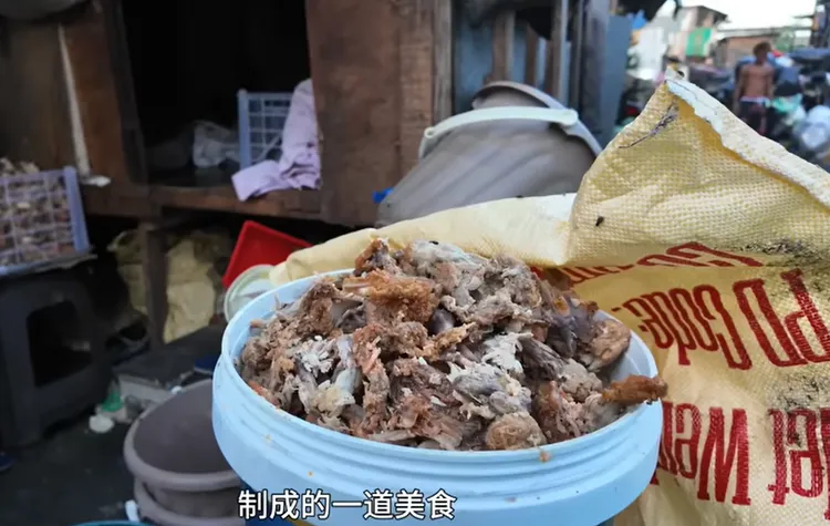 從垃圾桶回收的二手炸雞。翻攝自YouTube @Johnny_vlog