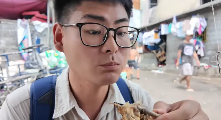 YouTuber親自試吃二手炸雞。翻攝自YouTube @Johnny_vlog