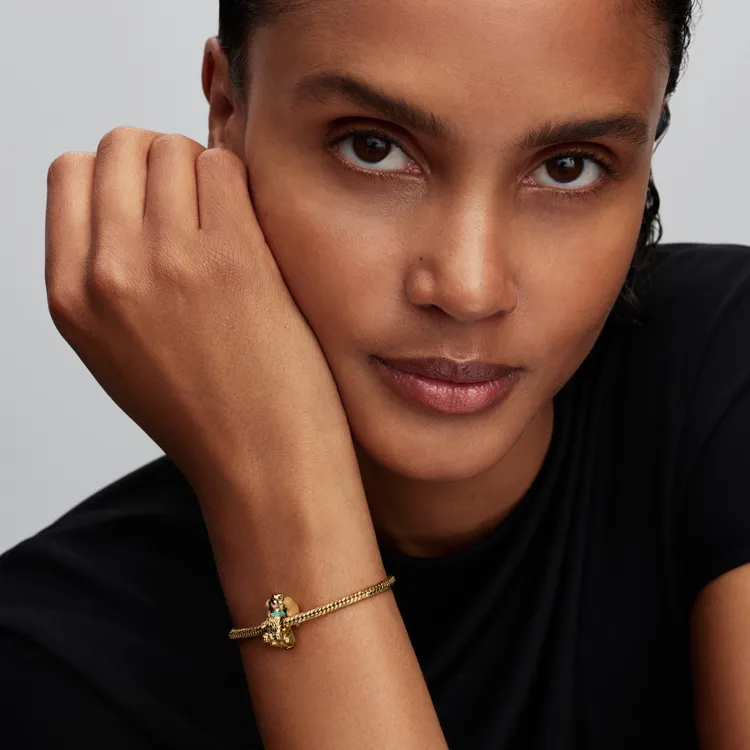 《小姐與流氓》中的「小姐」以溫柔害羞的神情登場。品牌提供