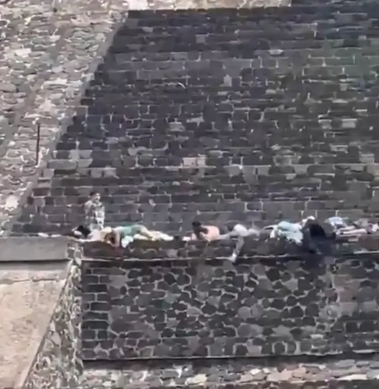 兇嫌挾持人質畫面曝光。翻攝X