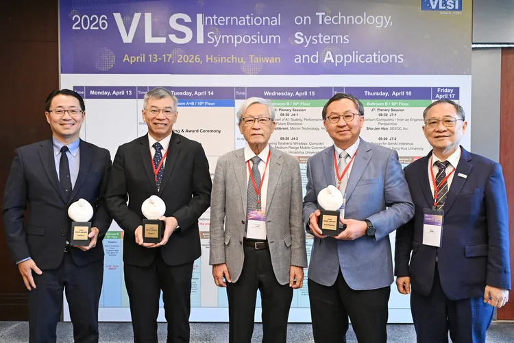 2026 VLSI TSA國際研討會登場，會中潘文淵文教基金會也頒發2026 ERSO Award，左起為錼創科技董事長兼總經理李允立、天虹科技董事兼執行長易錦良、潘文淵文教基金會董事長史欽泰、大亞電線電纜董事長沈尚弘、潘文淵文教基金會執行長羅達賢。工研院提供