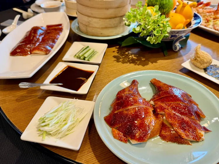 「故宮晶華御皇鴨」一次可吃到烤鴨捲餅、鴨腿等菜色。莊偉祺攝