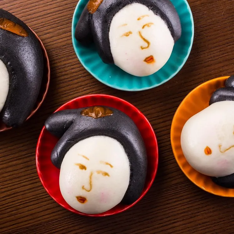 「仕女包」以唐朝仕女豐腴型態打造，並包入豆沙餡搭配。翻攝自故宮晶華臉書