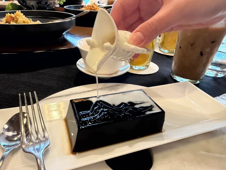 以故宮名畫《富春山居圖》為題的「墨戲仙草」。莊偉祺攝