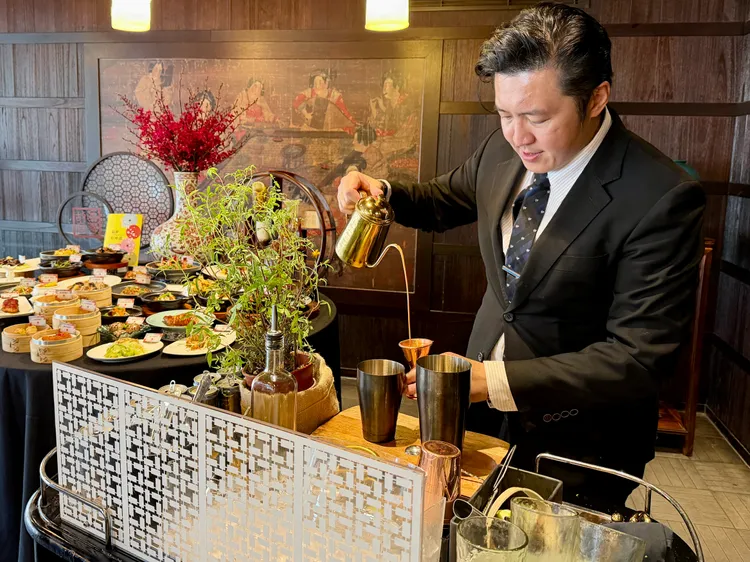 現沖鴛鴦奶茶示意圖。莊偉祺攝