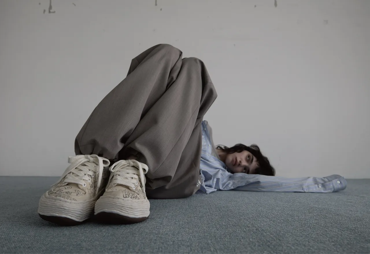 MMY的招牌「溶解鞋」鞋底線條如同流動的紙黏土或融化的蠟滴。品牌提供