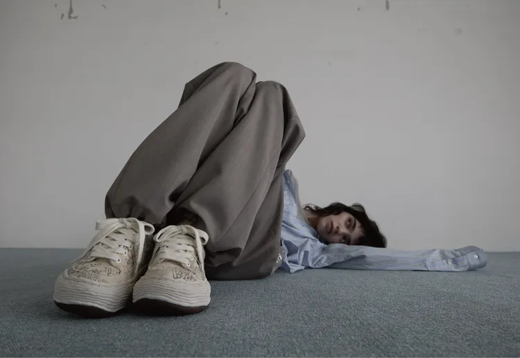 MMY的招牌「溶解鞋」鞋底線條如同流動的紙黏土或融化的蠟滴。品牌提供