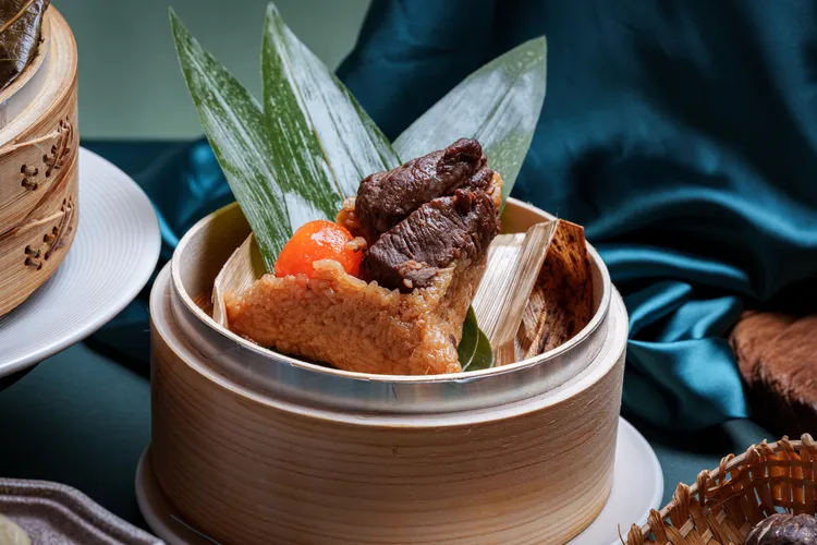 桃花林融入創新做法的的「油潑辣子牛腩粽」。業者提供