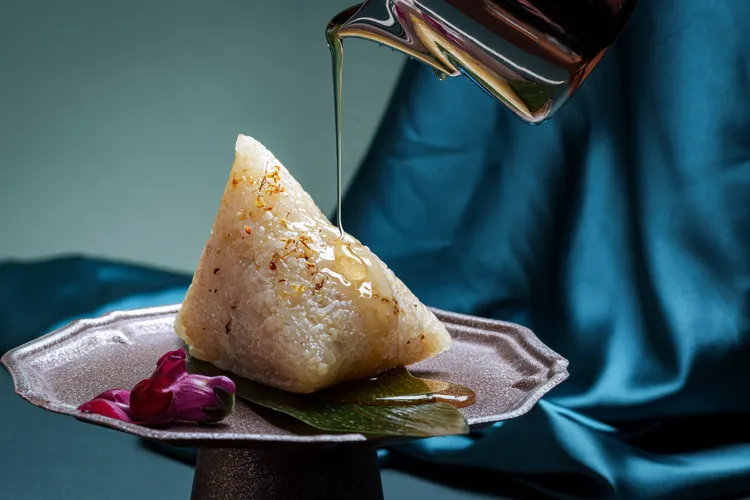 桂花紅豆小米粽選用綿密紅豆餡，搭配清雅桂花香氣與小米的輕盈口感，甜而不膩。業者提供